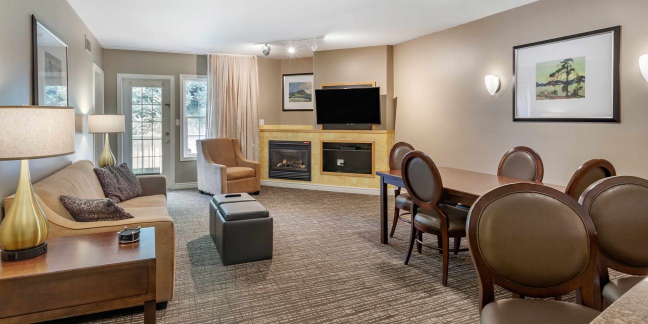 Carriage Country Club - carriage-country-club-dining-living